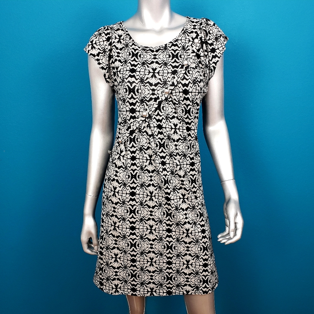 🆕️ ⚫️ QED LONDON Bold Geo Monochrome Mini Dress // (NWT)